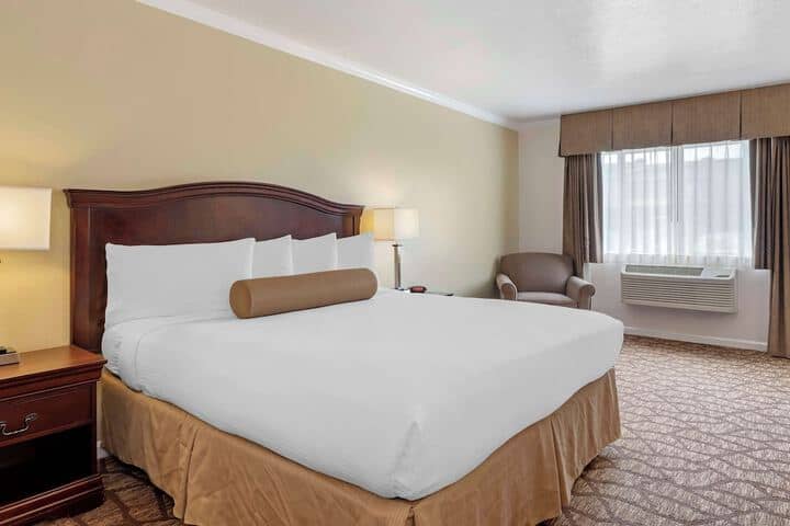 Room 4 of 33